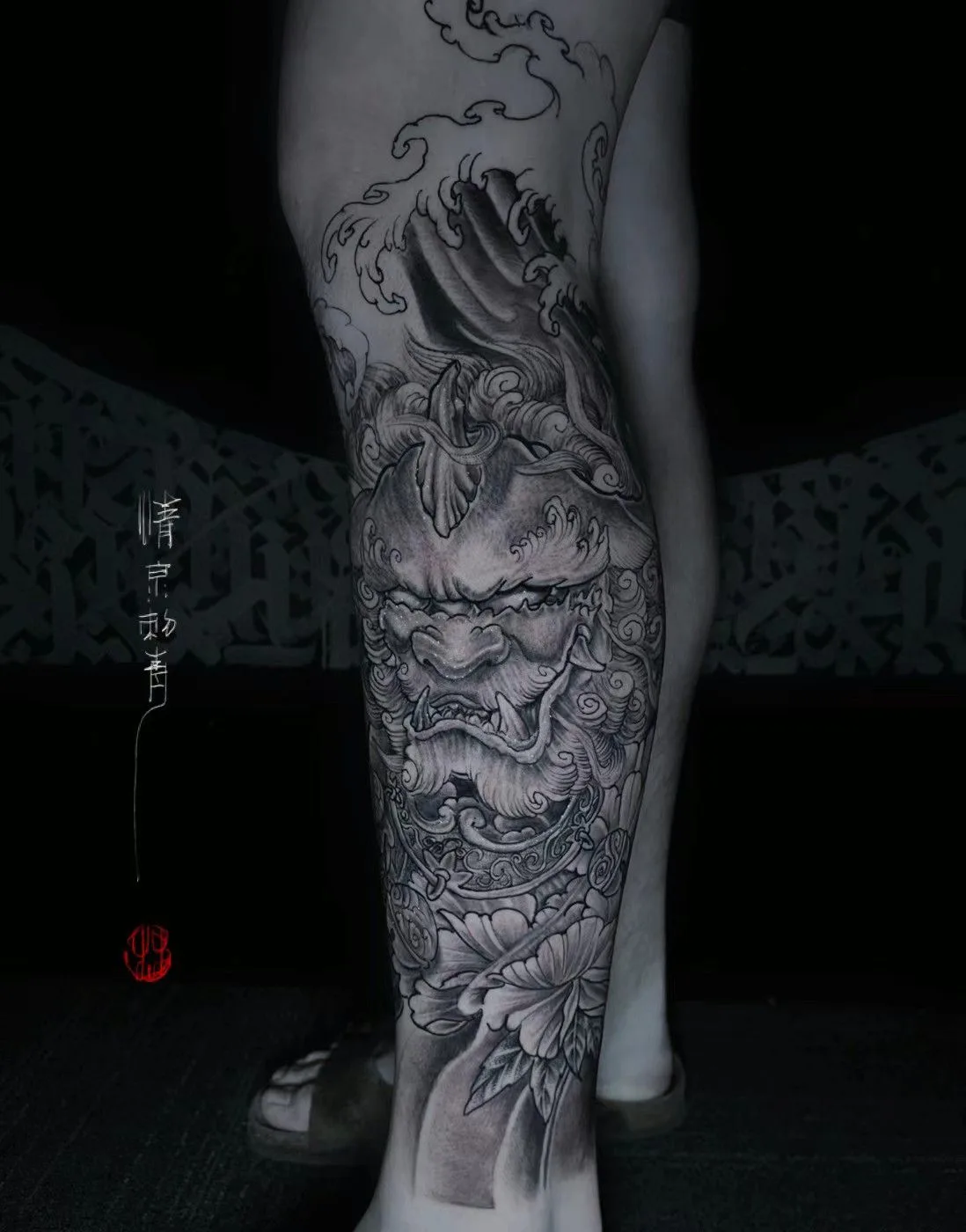 Foo-dog guardian lion calf piece with peony and waves